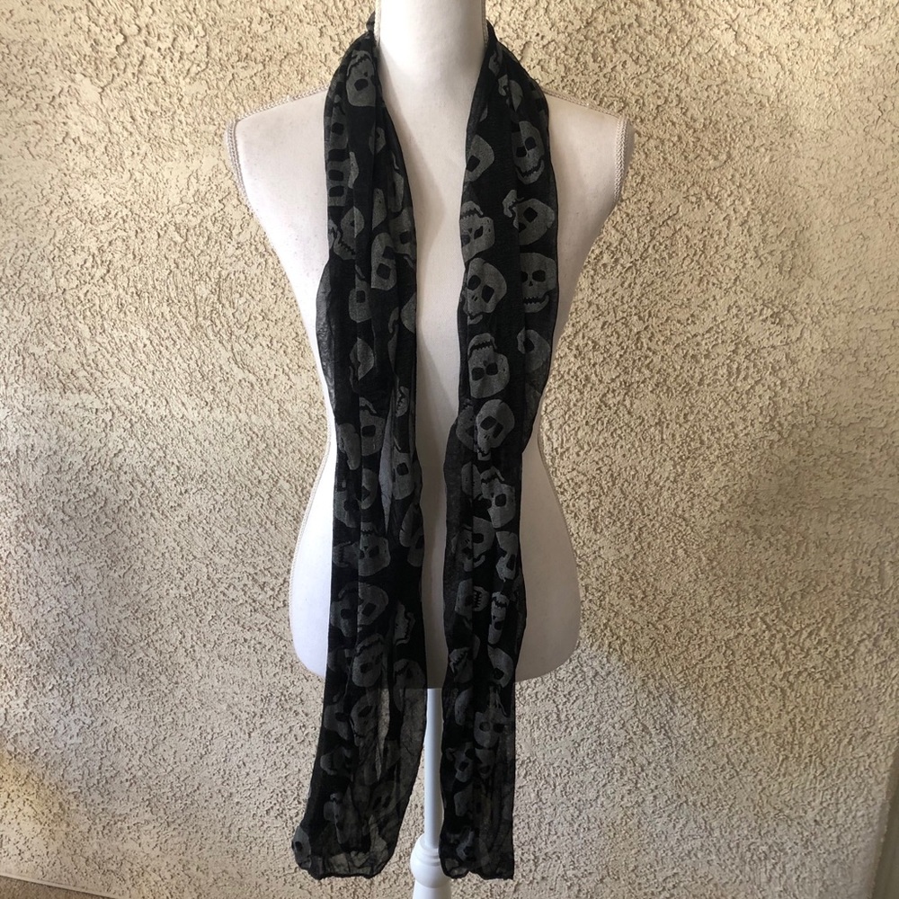 Skull Scarf - Picture 3 of 3